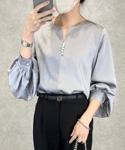 aquagarage（アクアガレージ）の「キーネックパールボタンブラウス（シャツ/ブラウス・レディース・ブラック/グレー/ホワイト/ネイビー・M/L）」の3枚目の写真