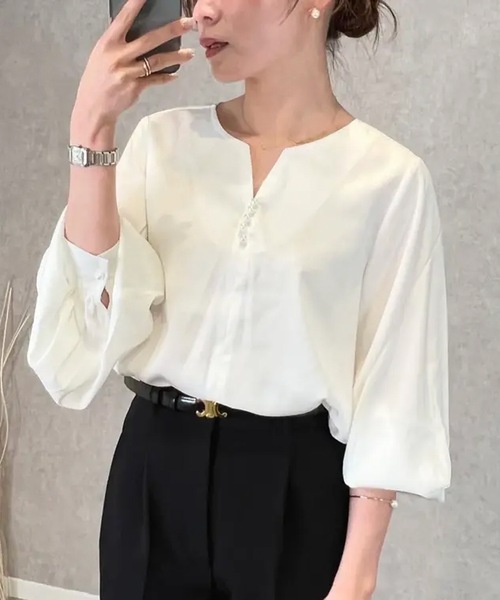 aquagarage（アクアガレージ）の「キーネックパールボタンブラウス（シャツ/ブラウス・レディース・ブラック/グレー/ホワイト/ネイビー・M/L）」の2枚目の写真