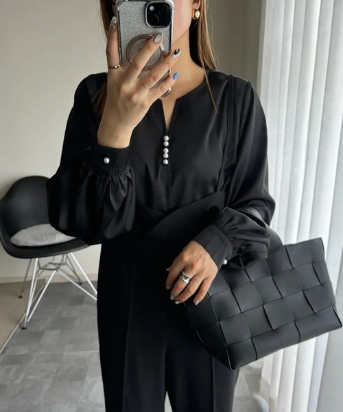 aquagarage（アクアガレージ）の「キーネックパールボタンブラウス（シャツ/ブラウス・レディース・ブラック/グレー/ホワイト/ネイビー・M/L）」の17枚目の写真