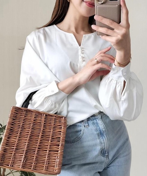 aquagarage（アクアガレージ）の「キーネックパールボタンブラウス（シャツ/ブラウス・レディース・ブラック/グレー/ホワイト/ネイビー・M/L）」の5枚目の写真