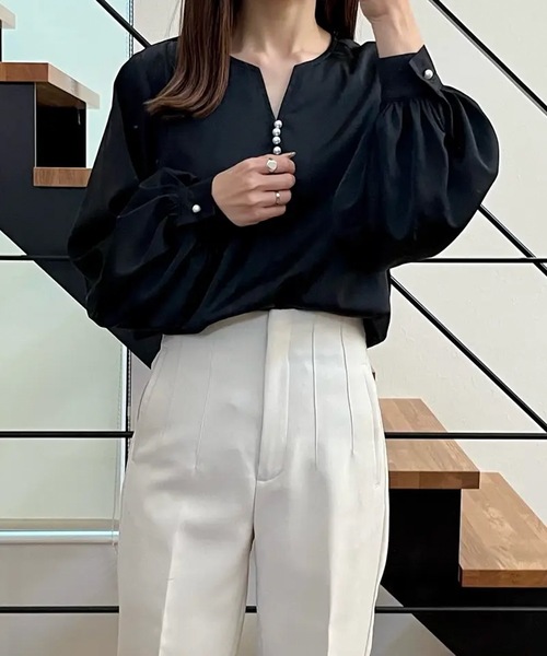 aquagarage（アクアガレージ）の「キーネックパールボタンブラウス（シャツ/ブラウス・レディース・ブラック/グレー/ホワイト/ネイビー・M/L）」の12枚目の写真