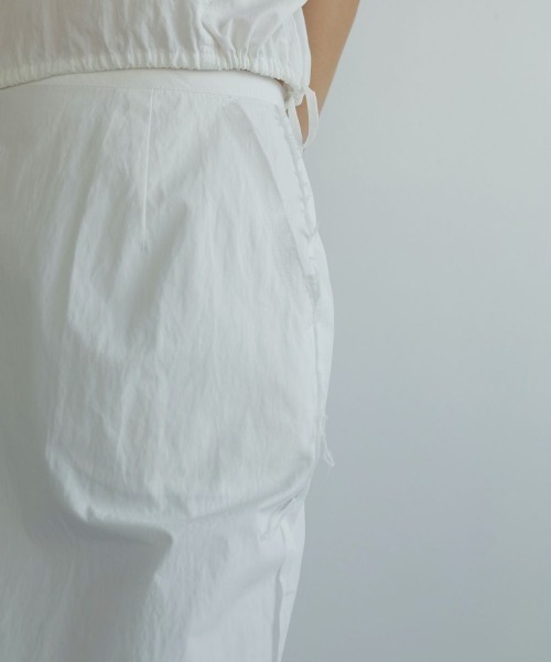 anuke（アンヌーク）の「anuke　Cutoff Straight Skirt カットオフストレートスカート/62510810（スカート・レディース・ホワイト/ブラック・36/38）」の5枚目の写真