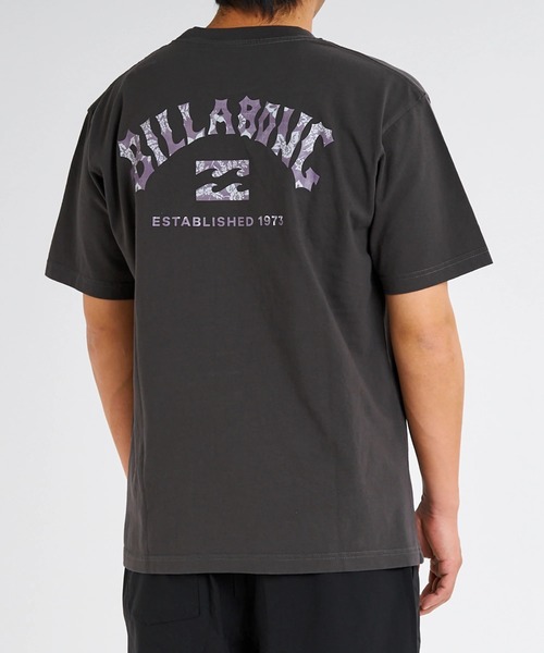 BILLABONG（ビラボン）の「BILLABONG メンズ ARCH FILL Tシャツ 【2025年春夏モデル】/ビラボンバックプリント半袖Tシャツ（Tシャツ/カットソー・メンズ・ホワイト/グリーン系その他/ブラック・SMALL/MEDIUM/LARGE/X-LARGE）」の2枚目の写真