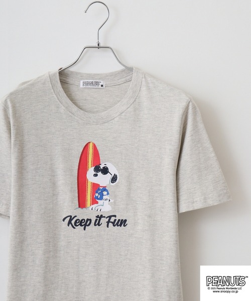 PEANUTS(ピーナッツ)の「PEANUTS プリント&刺繍半袖Tシャツ(Tシャツ/カットソー・メンズ・オートミール/ネイビー/ブラック系/チャコール/ライトパープル/ホワイト/グリーン/サックスブルー系/ライトグリーン/ブラック系1/ライトカーキ/ホワイト系4/杢グレー/クリーム/ホワイト系3/アイボリー系/ネイビー系/ダークグリーン/サックスブルー/ピンクベージュ/ブラック/ホワイト系1/グレー系その他/ホワイト系2/ピンク系その他/グレイッシュベージュ/ホワイト系/ブラック系2/ホワイト系5/チャコールグレー/ベージュ系その他/ホワイト系6/ブラック系3/サックスブルー系1/グレー系その他2/サックスブルー系2/ピンク系その他2/ホワイト系7/ネイビー系2/グレー系その他3/ピンク系その他3/ブラック系5/ブラック系6/ブラック系7/ブラック系8/ブラック系9/ホワイト×レッド/ホワイト×ブルー/ホワイト系その他5/ネイビー系3/ブラック系4/ホワイト系その他2/ホワイト系その他4/ライトグリーン系/ホワイト系その他/ホワイト系その他3/ホワイト×イエロー/ホワイト系8/ホワイト系9・M/L/LL/S)」の1枚目の写真