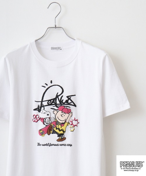 PEANUTS(ピーナッツ)の「PEANUTS プリント&刺繍半袖Tシャツ(Tシャツ/カットソー・メンズ・オートミール/ネイビー/ブラック系/チャコール/ライトパープル/ホワイト/グリーン/サックスブルー系/ライトグリーン/ブラック系1/ライトカーキ/ホワイト系4/杢グレー/クリーム/ホワイト系3/アイボリー系/ネイビー系/ダークグリーン/サックスブルー/ピンクベージュ/ブラック/ホワイト系1/グレー系その他/ホワイト系2/ピンク系その他/グレイッシュベージュ/ホワイト系/ブラック系2/ホワイト系5/チャコールグレー/ベージュ系その他/ホワイト系6/ブラック系3/サックスブルー系1/グレー系その他2/サックスブルー系2/ピンク系その他2/ホワイト系7/ネイビー系2/グレー系その他3/ピンク系その他3/ブラック系5/ブラック系6/ブラック系7/ブラック系8/ブラック系9/ホワイト×レッド/ホワイト×ブルー/ホワイト系その他5/ネイビー系3/ブラック系4/ホワイト系その他2/ホワイト系その他4/ライトグリーン系/ホワイト系その他/ホワイト系その他3/ホワイト×イエロー/ホワイト系8/ホワイト系9・M/L/LL/S)」の2枚目の写真