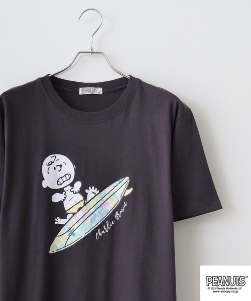 PEANUTS(ピーナッツ)の「PEANUTS プリント&刺繍半袖Tシャツ(Tシャツ/カットソー・メンズ・オートミール/ネイビー/ブラック系/チャコール/ライトパープル/ホワイト/グリーン/サックスブルー系/ライトグリーン/ブラック系1/ライトカーキ/ホワイト系4/杢グレー/クリーム/ホワイト系3/アイボリー系/ネイビー系/ダークグリーン/サックスブルー/ピンクベージュ/ブラック/ホワイト系1/グレー系その他/ホワイト系2/ピンク系その他/グレイッシュベージュ/ホワイト系/ブラック系2/ホワイト系5/チャコールグレー/ベージュ系その他/ホワイト系6/ブラック系3/サックスブルー系1/グレー系その他2/サックスブルー系2/ピンク系その他2/ホワイト系7/ネイビー系2/グレー系その他3/ピンク系その他3/ブラック系5/ブラック系6/ブラック系7/ブラック系8/ブラック系9/ホワイト×レッド/ホワイト×ブルー/ホワイト系その他5/ネイビー系3/ブラック系4/ホワイト系その他2/ホワイト系その他4/ライトグリーン系/ホワイト系その他/ホワイト系その他3/ホワイト×イエロー/ホワイト系8/ホワイト系9・M/L/LL/S)」の1枚目の写真
