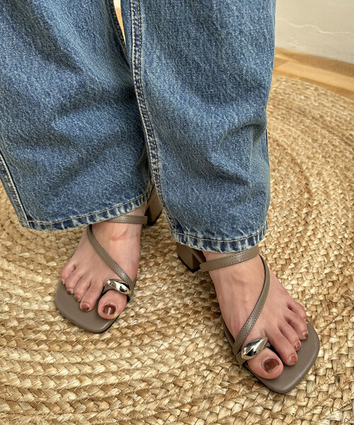 DISCOAT（ディスコート）の「メタル使いストラップサンダル（サンダル・レディース・ブラウン/ブラック/シルバー・LARGE/MEDIUM）」の13枚目の写真