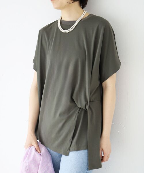 le.coeur blanc(ルクールブラン)の「《WEB限定アイテム》ツイストデザイントップス(Tシャツ/カットソー・レディース・カーキオリーブ/ブラウン/アイボリー/ブラック・38)」の4枚目の写真