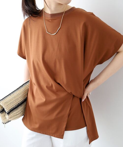 le.coeur blanc(ルクールブラン)の「《WEB限定アイテム》ツイストデザイントップス(Tシャツ/カットソー・レディース・カーキオリーブ/ブラウン/アイボリー/ブラック・38)」の3枚目の写真
