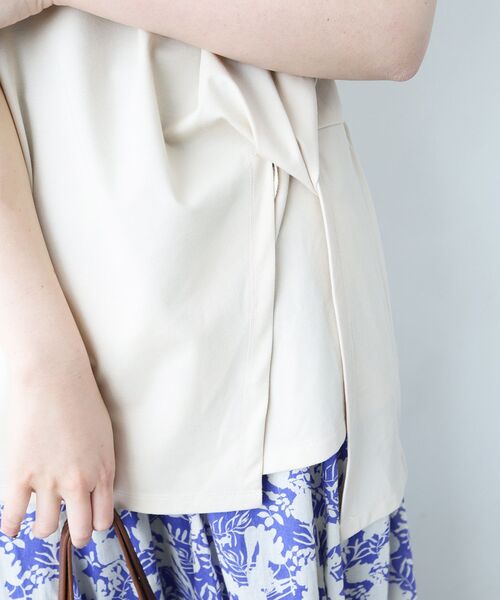le.coeur blanc(ルクールブラン)の「《WEB限定アイテム》ツイストデザイントップス(Tシャツ/カットソー・レディース・カーキオリーブ/ブラウン/アイボリー/ブラック・38)」の6枚目の写真