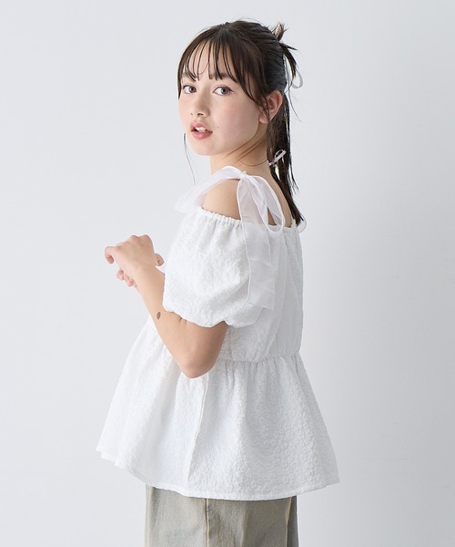 Amourire girl（アムリールガール）の「袖2WAY肩リボンエンボスブラウス（シャツ/ブラウス・キッズ・オフホワイト/ブラック・130cm/140cm/150cm/160cm）」の2枚目の写真
