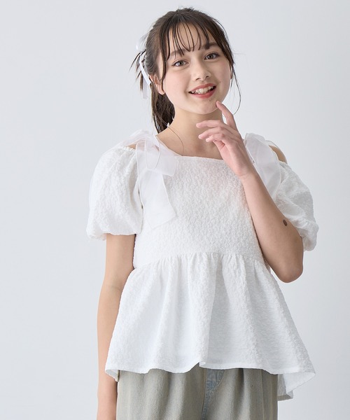 Amourire girl（アムリールガール）の「袖2WAY肩リボンエンボスブラウス（シャツ/ブラウス・キッズ・オフホワイト/ブラック・130cm/140cm/150cm/160cm）」の3枚目の写真