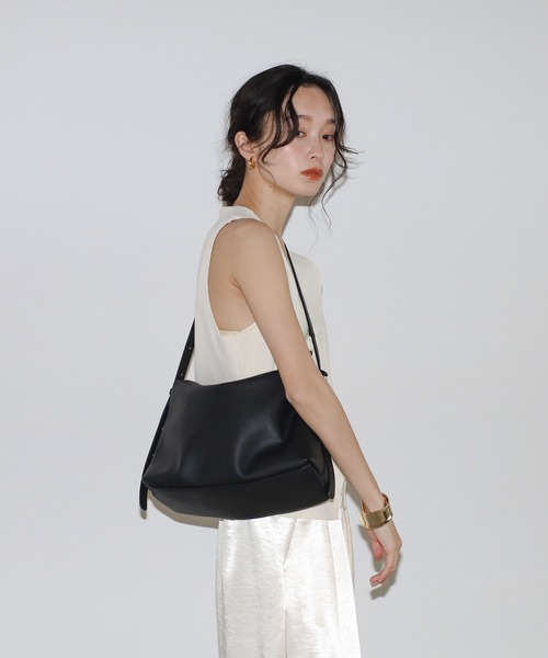 soins 牛革　ミニマルショルダーバッグ　ブラック soins（ソワン）の「【牛革】ミニマルショルダーバッグ（ショルダー
