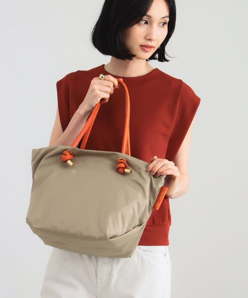 VIOLAd'ORO(ヴィオラドーロ)の「VIOLAd’ORO / BIANCA ナイロン トートバッグ M(トートバッグ・レディース・チャコールグレー/ブラウン系その他2/ブラウン系その他/ブラウン系その他3/ブラウン・ONE SIZE)」の4枚目の写真