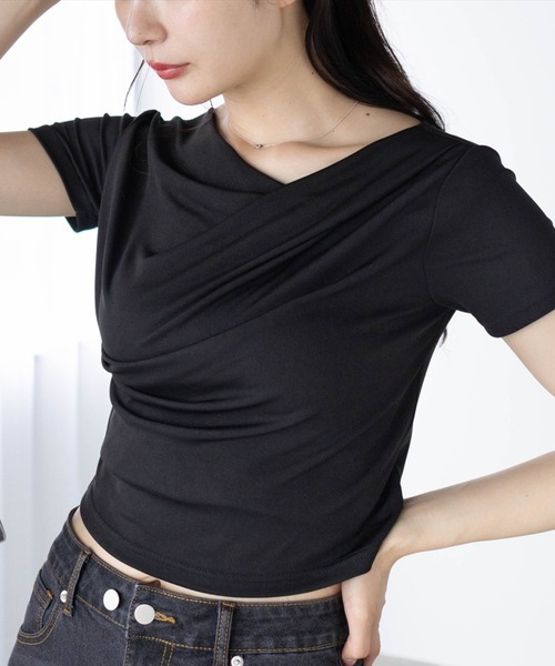 clear（クリア）の「ドレープデザイン半袖カットソートップス[オフィスカジュアル 着回し抜群 大人 カジュアル]（Tシャツ/カットソー・レディース・チャコールグレー/オフホワイト/ブラック/ブルーグレー/グレー系その他/ピンク/ミント/モカ/カーキ/グレイッシュベージュ・F）」の2枚目の写真