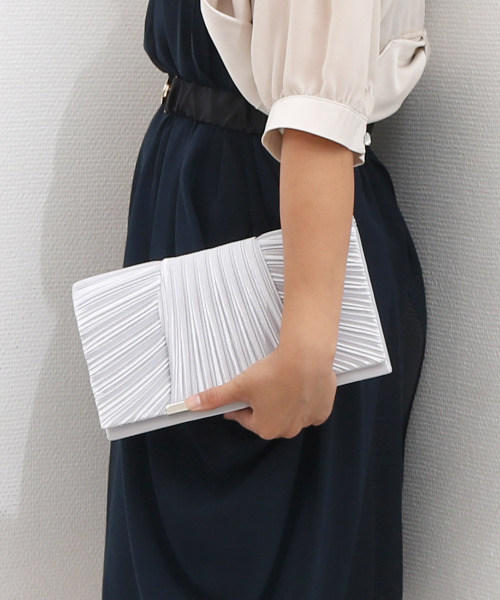 cache cache（カシュ カシュ）の「カシュカシュ cachecache / チェーンショルダー付きクラッチバッグ（クラッチバッグ・レディース・ベージュ/ブラック/シルバー・FREE）」の3枚目の写真