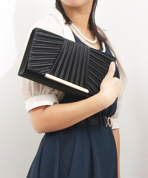 cache cache（カシュ カシュ）の「カシュカシュ cachecache / チェーンショルダー付きクラッチバッグ（クラッチバッグ・レディース・ベージュ/ブラック/シルバー・FREE）」の2枚目の写真