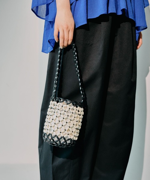 LEPSIM(レプシィム)の「ウッドビーズバッグ 494489(ハンドバッグ・レディース・ブラック/オフホワイト・ONE SIZE)」の14枚目の写真