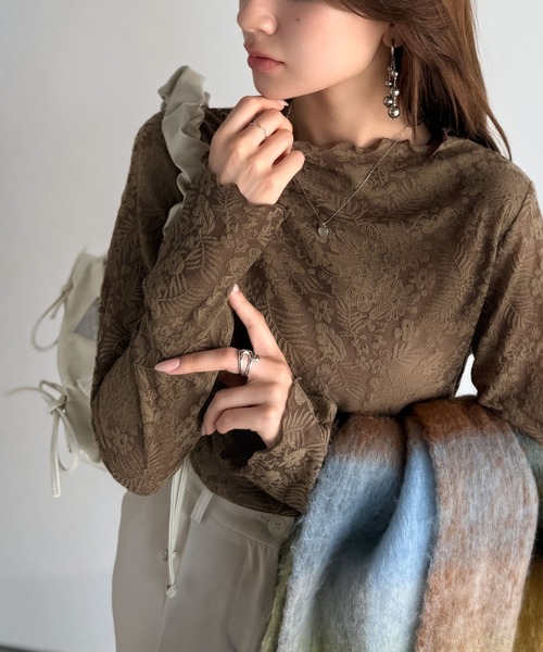 classicalelf(クラシカルエルフ)の「透け感で魅せる上品レイヤード。プチハイネック花柄レースメロウトップス(長袖)(Tシャツ/カットソー・レディース・ブラック/ブルー/オフホワイト/グレイッシュベージュ/ブラウン・MEDIUM/LARGE/SMALL/X-LARGE)」の9枚目の写真