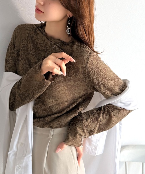 classicalelf(クラシカルエルフ)の「透け感で魅せる上品レイヤード。プチハイネック花柄レースメロウトップス(長袖)(Tシャツ/カットソー・レディース・ブラック/ブルー/オフホワイト/グレイッシュベージュ/ブラウン・MEDIUM/LARGE/SMALL/X-LARGE)」の8枚目の写真