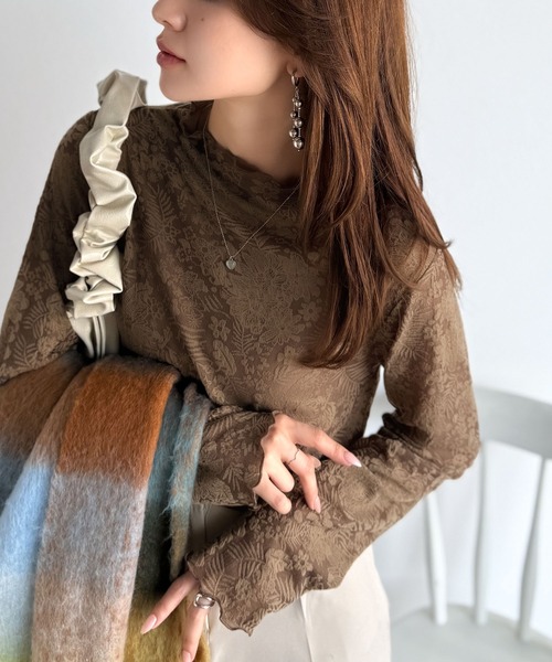 classicalelf(クラシカルエルフ)の「透け感で魅せる上品レイヤード。プチハイネック花柄レースメロウトップス(長袖)(Tシャツ/カットソー・レディース・ブラック/ブルー/オフホワイト/グレイッシュベージュ/ブラウン・MEDIUM/LARGE/SMALL/X-LARGE)」の7枚目の写真