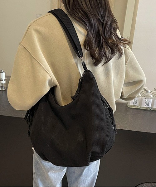 SHEPP(シープ)の「サイドレースアップコーデュロイ三日月ショルダー(ショルダーバッグ・レディース・ブラック/ホワイト/ベージュ・F)」の2枚目の写真