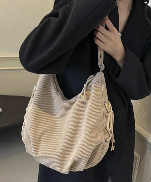 SHEPP(シープ)の「サイドレースアップコーデュロイ三日月ショルダー(ショルダーバッグ・レディース・ブラック/ホワイト/ベージュ・F)」の6枚目の写真