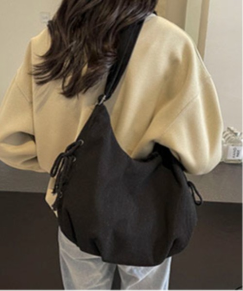 SHEPP(シープ)の「サイドレースアップコーデュロイ三日月ショルダー(ショルダーバッグ・レディース・ブラック/ホワイト/ベージュ・F)」の4枚目の写真