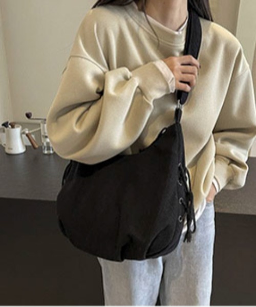 SHEPP(シープ)の「サイドレースアップコーデュロイ三日月ショルダー(ショルダーバッグ・レディース・ブラック/ホワイト/ベージュ・F)」の15枚目の写真