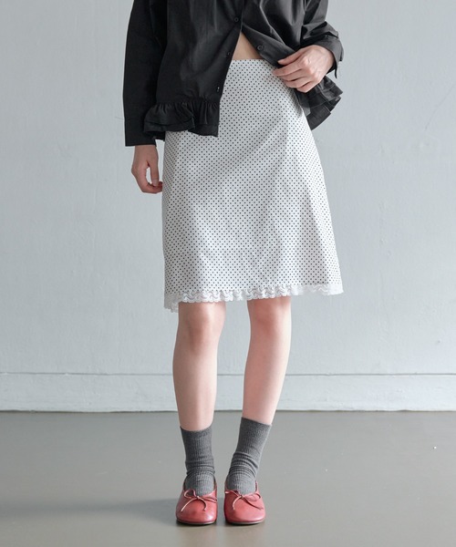 UNE MANSION(ユヌマンション)の「【ドットのサイズ選べるバレエコアスカート】ラブリードットパターンサイドジップアップミディAラインレーススカート(スカート・レディース・ホワイト系その他2/ブラック系その他/ブラック系その他2/ホワイト系その他・LARGE/MEDIUM/SMALL)」の2枚目の写真
