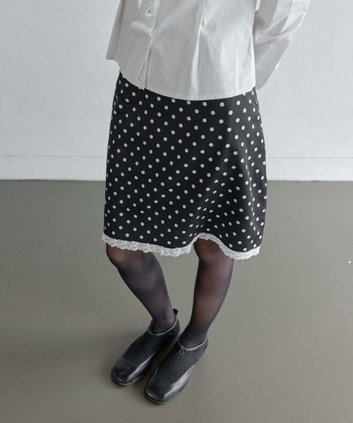 UNE MANSION(ユヌマンション)の「【ドットのサイズ選べるバレエコアスカート】ラブリードットパターンサイドジップアップミディAラインレーススカート(スカート・レディース・ホワイト系その他2/ブラック系その他/ブラック系その他2/ホワイト系その他・LARGE/MEDIUM/SMALL)」の4枚目の写真