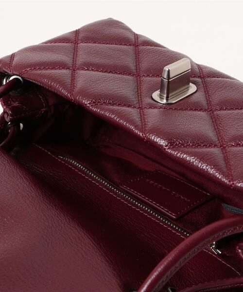MARC JACOBS(マークジェイコブス)の「THE QUILTED DUAL CHAIN MINI SHOULDER BAG/ザ キルテッド レザー デュアル バッグ ショルダー ミニ(ショルダーバッグ・レディース・パープル系その他・ONE SIZE)」の2枚目の写真