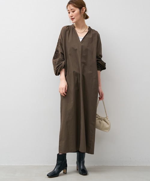 MICA&DEAL（マイカ＆ディール）の「インド刺繍ギャザーワンピース（ワンピース・レディース・ブラック/オフホワイト/ブラウン・FREE）」の3枚目の写真