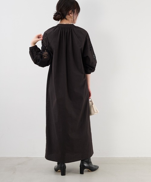 MICA&DEAL（マイカ＆ディール）の「インド刺繍ギャザーワンピース（ワンピース・レディース・ブラック/オフホワイト/ブラウン・FREE）」の7枚目の写真