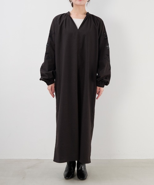 MICA&DEAL（マイカ＆ディール）の「インド刺繍ギャザーワンピース（ワンピース・レディース・ブラック/オフホワイト/ブラウン・FREE）」の8枚目の写真