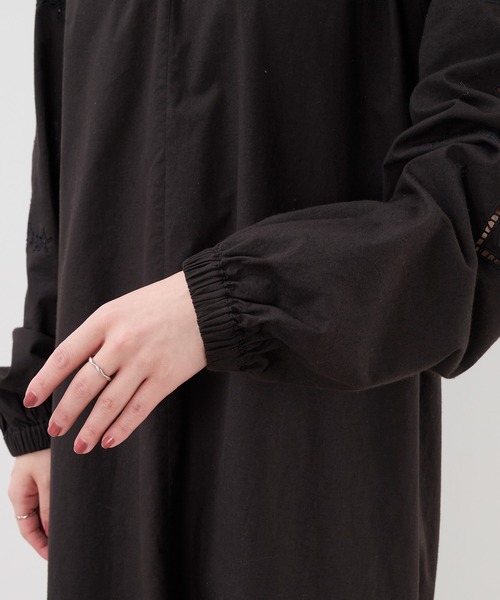 MICA&DEAL（マイカ＆ディール）の「インド刺繍ギャザーワンピース（ワンピース・レディース・ブラック/オフホワイト/ブラウン・FREE）」の14枚目の写真