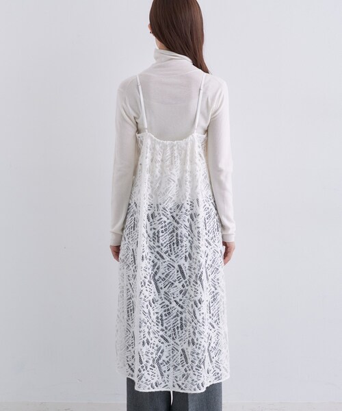 INDIVI（インディヴィ）の「【レイヤード◎】レースキャミドレス（ワンピース・レディース・ダークグレー/ホワイト・38/13/05）」の12枚目の写真