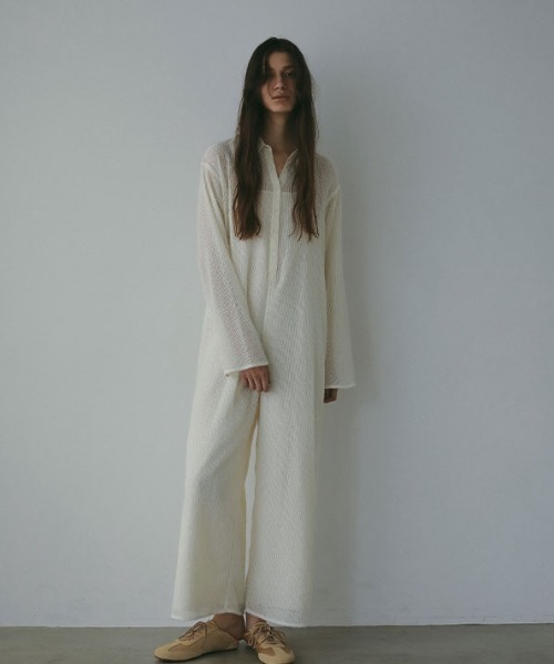 ETRE TOKYO(エトレトウキョウ)の「ブラッシュドチュールオールインワン(つなぎ/オールインワン・レディース・ブラック/オフホワイト・S/M)」の2枚目の写真