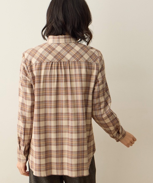 DECOY SINCE 1981（デコイシンスイチキュウハチイチ）の「バックギャザーチェックシャツ【オーガニックコットンブレンド・大きいサイズあり】（シャツ/ブラウス・レディース・ベージュ/ネイビー/レッド・13号/9号/11号/15号/17号）」の11枚目の写真