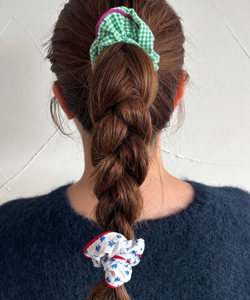 kutir（クティール）の「kutirlune／【2SET】チェック×花柄シュシュ（ヘアゴム・レディース・グリーン・FREE）」の2枚目の写真