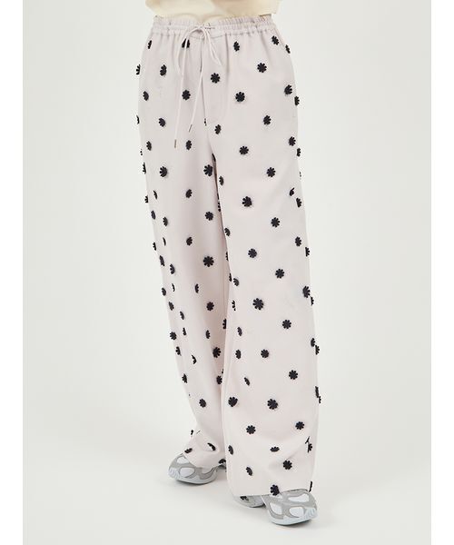 emmi（エミ）の「フラワーエンブロイダリーウエストゴムパンツ（その他パンツ・レディース・マルチ/ライトグレー/ブラウン・0/1）」の3枚目の写真