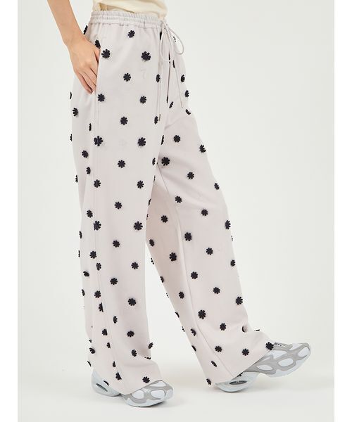 emmi（エミ）の「フラワーエンブロイダリーウエストゴムパンツ（その他パンツ・レディース・マルチ/ライトグレー/ブラウン・0/1）」の10枚目の写真