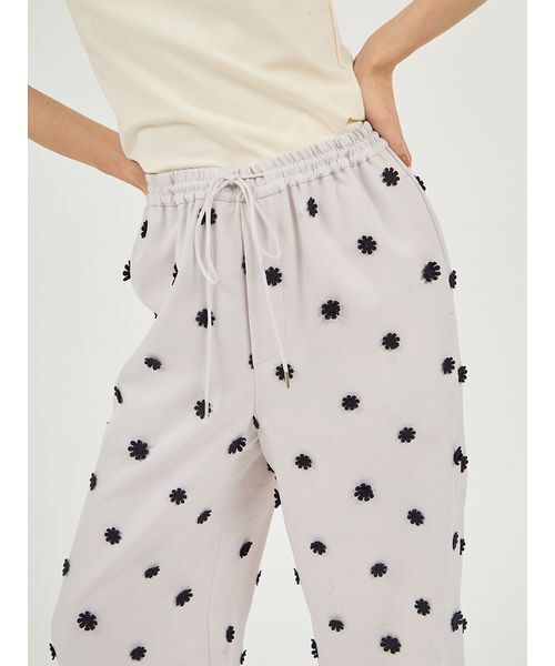 emmi（エミ）の「フラワーエンブロイダリーウエストゴムパンツ（その他パンツ・レディース・マルチ/ライトグレー/ブラウン・0/1）」の11枚目の写真