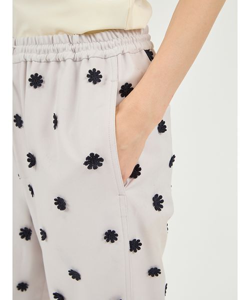 emmi（エミ）の「フラワーエンブロイダリーウエストゴムパンツ（その他パンツ・レディース・マルチ/ライトグレー/ブラウン・0/1）」の12枚目の写真