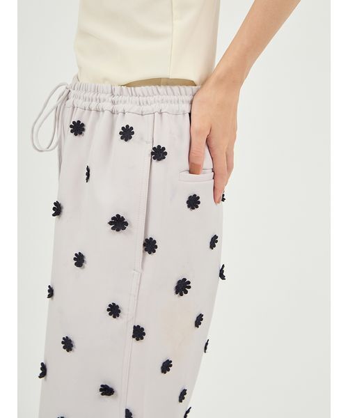 emmi（エミ）の「フラワーエンブロイダリーウエストゴムパンツ（その他パンツ・レディース・マルチ/ライトグレー/ブラウン・0/1）」の13枚目の写真