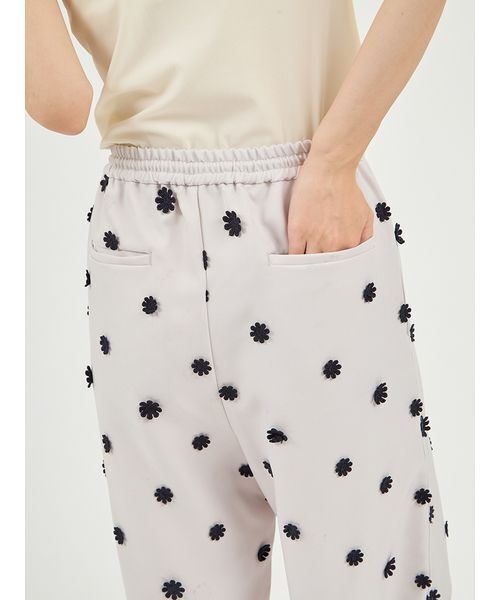 emmi（エミ）の「フラワーエンブロイダリーウエストゴムパンツ（その他パンツ・レディース・マルチ/ライトグレー/ブラウン・0/1）」の14枚目の写真