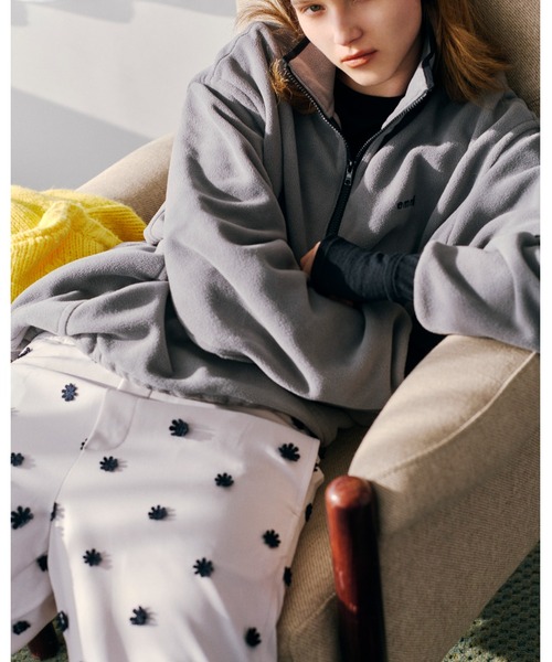 emmi（エミ）の「フラワーエンブロイダリーウエストゴムパンツ（その他パンツ・レディース・マルチ/ライトグレー/ブラウン・0/1）」の5枚目の写真