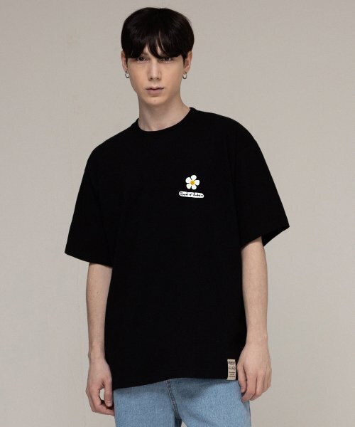 GRAVER（グレーバー）の「[UNISEX]フラワーボードバンファルティ_ブラック（Tシャツ/カットソー・レディース・ブラック・MEDIUM/LARGE/X-LARGE/SMALL）」の2枚目の写真
