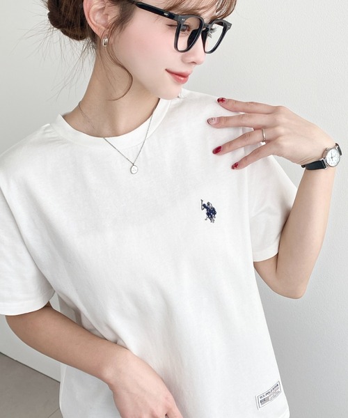 U.S. POLO ASSN.(ユーエスポロアッスン)の「moment+別注【U.S.POLO ASSN.】ワンポイント刺繍半袖Tシャツ(Tシャツ/カットソー・レディース・オフホワイト/ブラック/ピンク/オートミール/ネイビー/イエロー・M/L)」の1枚目の写真