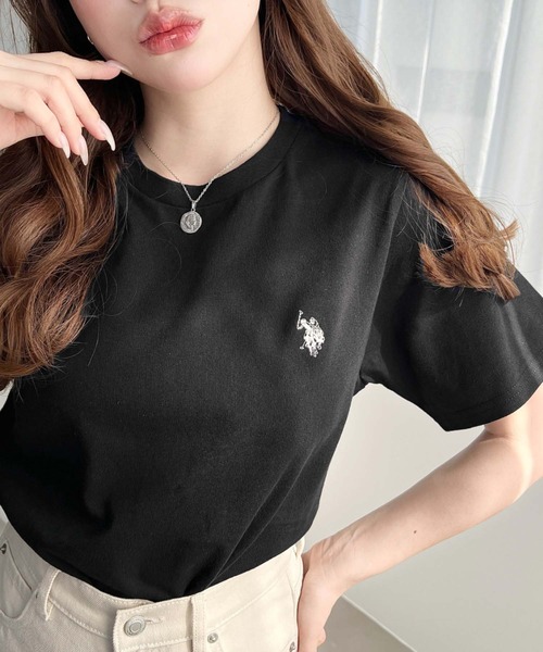 U.S. POLO ASSN.(ユーエスポロアッスン)の「moment+別注【U.S.POLO ASSN.】ワンポイント刺繍半袖Tシャツ(Tシャツ/カットソー・レディース・オフホワイト/ブラック/ピンク/オートミール/ネイビー/イエロー・M/L)」の2枚目の写真